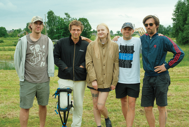 Dagdas festivālu Helvijs rīko kopā ar domubiedriem, kuri paši arī piedalās festivālā kā mākslinieki. No kreisās: Jānis Dzirnieks, Helvijs Savickis, Lauma Muižarāja, Aleksis Luriņš un Kristaps Lejiņš.