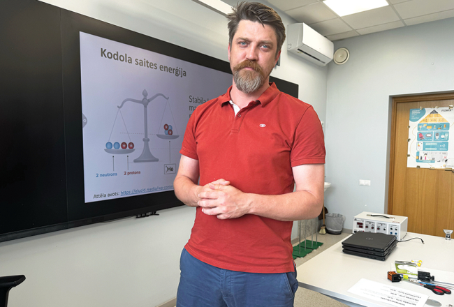 Bauskas Valsts ģimnāzijas fizikas skolotājs Dmitrijs Jemeļjanovs skolā nonāca nejauši un ilgi šaubījās, vai paliks. Taču kāpa atalgojums, uzlabojās citi darba apstākļi, līdz ar profesionālo novērtējumu auga pašapziņa, un Dmitrijs par promiešanu vairs nedomā.