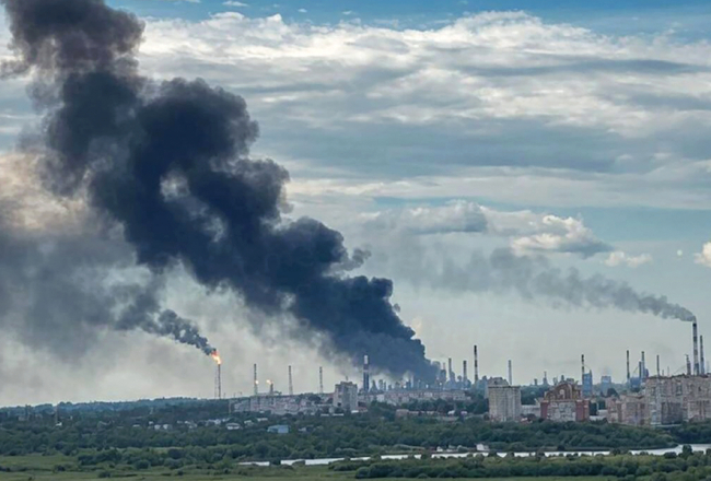 Ukraiņu lidroboti pirmo reizi uzbrukuši Krievijas lielākajai naftas pārstrādes rūpnīcai Omskā, kas atrodas 2500 km attālumā no Ukrainas robežas. Tā ir pēdējā no 11 lielākajām benzīna rūpnīcām, kurai ukraiņi līdz šim vēl nebija trāpījuši.