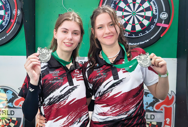 Amanda Kirilova (no kreisās) un Marta Roga.