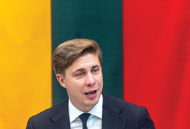 Mindaugs Sinkevičs 30. jūnijā, kad parlaments apstiprināja viņa iecelšanu premjerministra amatā.