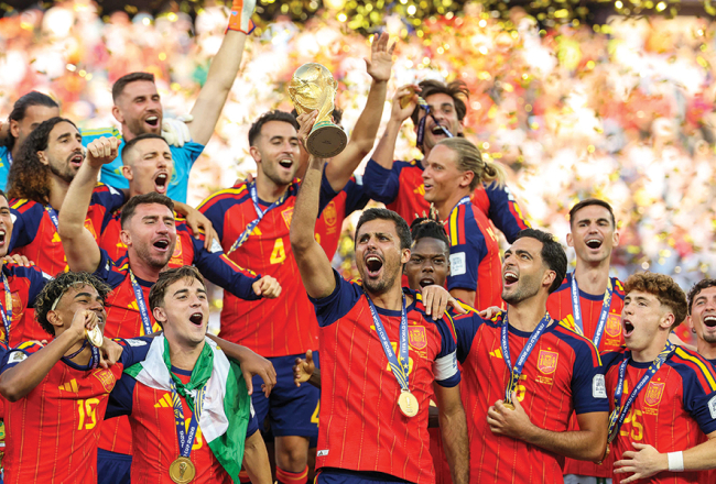 Finālmačā pārspējot Argentīnu, pasaules kausu futbolā izcīnīja Spānijas izlase. Turnīra astoņās spēlēs Spānija ielaida tikai vienus vārtus ceturtdaļfinālā pret Beļģiju. Pēdējo 18 gadu laikā Spānija izcīnījusi trīs Eiropas čempionu titulus un divus pasaules kausus.