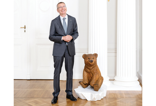 Stājoties amatā, Valsts prezidents solīja, ka nebūšot nekāds laimes lācis. Tomēr viens lācis šomēnes Rīgas pilī ir uzradies — no Igaunijas vizītes pārvestā koka skulptūra, kas jau kļuvusi par populārāko objektu Dāvanu zālē.