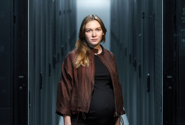 RTU Augstas veiktspējas skaitļošanas centra vadītāja Līna Marta Sarma starp jaunā servera skapjiem.