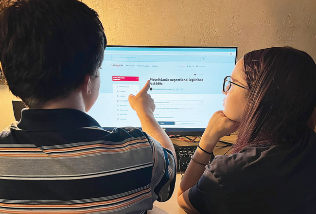 Rīga ir pirmā pašvaldība Latvijā, kur mācībām 10. klasē šovasar varēja pieteikties, izmantojot centralizētu pieteikšanās sistēmu. Vienotā elektroniskā sistēma pakāpeniski tiks ieviesta visā Latvijā, lai pieteiktos bērnudārzam, pamatskolai (1. klasei) un vidusskolai (10. klasei). Foto — Marta Āboltiņa