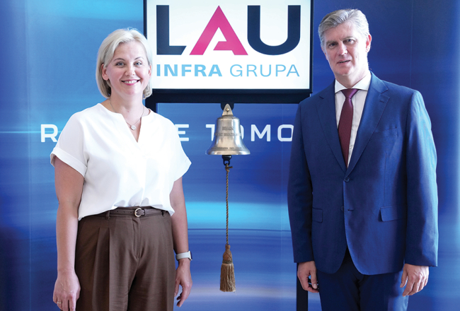 Nasdaq Riga vadītāja Liene Dubava un LAU Infra Grupa valdes priekšsēdētājs Vilnis Vitkovskis biržas zvana ceremonijā 3. jūlijā.