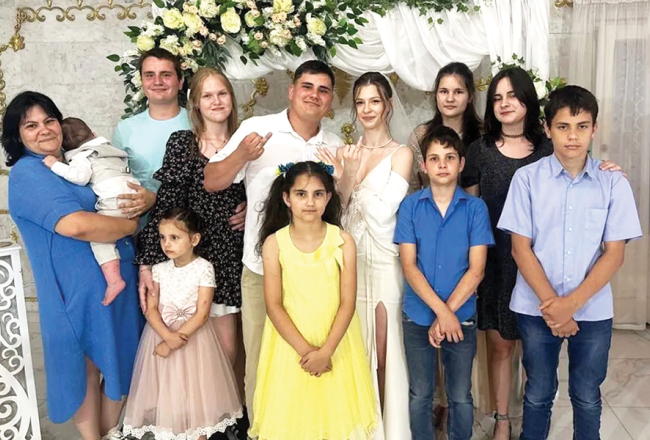 30. jūlijā tiešā krievu ballistiskās raķetes trāpījumā pa astoņu bērnu ģimenes privātmāju Krivijrihas pilsētas nomalē nogalināti abi vecāki un trīs bērni. Pārējie bērni un vecmāmiņa ir smagi ievainoti. Sestdien kārtējā masīvā gaisa uzlidojumā Kijivai nogalināti vismaz deviņi cilvēki, 28 ievainoti