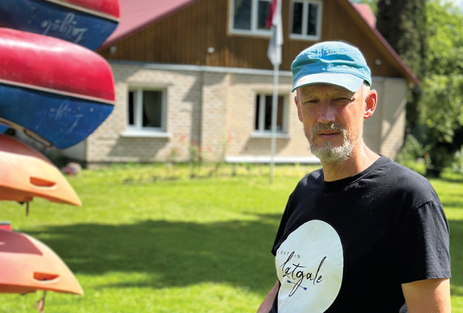 «Kopš pierobežā beiguši pienākt šūnapraides brīdinājumi, cilvēki pamazām atsāk šurp braukt. Augustā tūristu skaits jau ir aptuveni tāds pats kā citos gados. Ja atkal nekas nenotiks, visam vajadzētu būt kārtībā, un jācer, ka turpmāk būs labāk nekā līdz šim,» stāsta tūrisma gids un skolotājs Krāslavas novadā Aivars Vagalis.