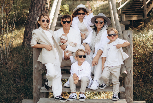 Ģimenes fotosesija pēc vecāku kāzām 2024. gadā.