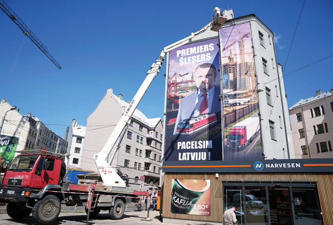 Neilgi pirms oficiālā priekšvēlēšanu aģitācijas perioda sākuma pilsētvidē parādījās lielas reklāmas ar Aināru Šleseru.