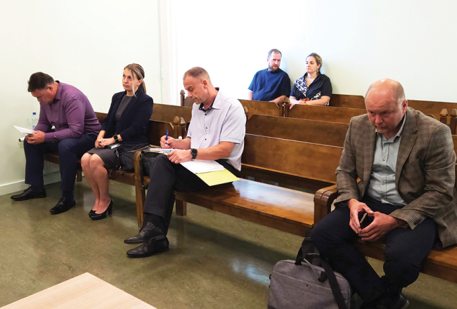 Pašvaldības policisti Andris Millers (no kreisās) un Kristīne Leitere-Ozoliņa, bijušais pašvaldības policijas priekšnieks Egīls Gailis un mednieks Gatis Minkevičs pirmajā tiesas sēdē Tukumā 
6. augustā.