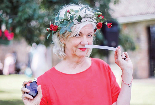 Marika Rozenberga zināšanās par smaržām dalās ne tikai pašas veidotā blogā un Instagram profilā, bet arī dažādās meistarklasēs. Foto — Sandra Garanča