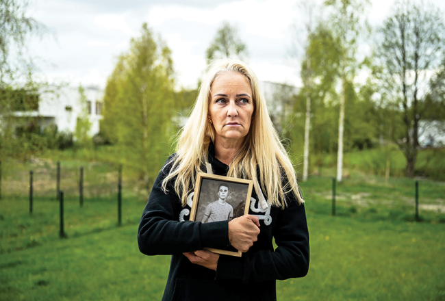 Trīna Trofimova ar mirušā dēla Jonasa ģīmetni. Foto — Meridita Kohuta