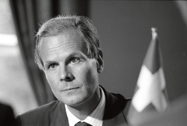 Šveices vēstnieks Jene K. A. Štēhelins vizītē Latvijā uzturējās 1991. gada 4.—5. septembrī un tikās ar amatpersonām gan Latvijas Republikas Ārlietu ministrijā, gan Augstākajā Padomē. Foto — Uldis Pāže. Latvijas Nacionālā arhīva krājums