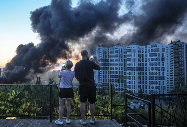 Toksisku dūmu mutuļi Kijivā pēc kārtējā gaisa uzbrukuma 20. augustā.