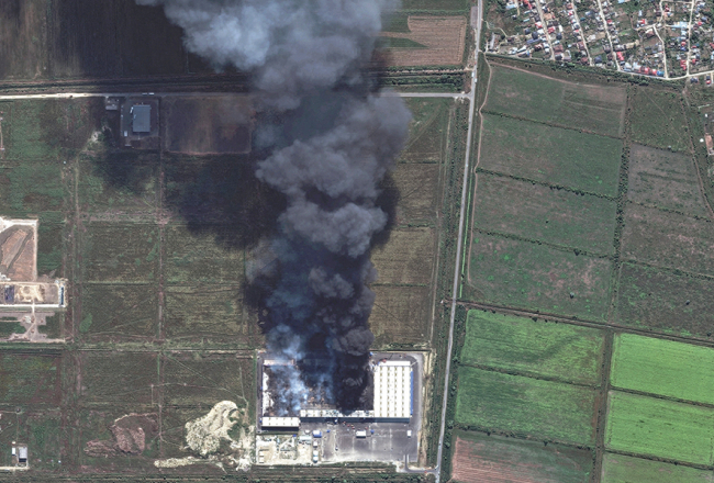 Satelītuzņēmumā redzams tiešsaistes tirdzniecības platformas Ozon loģistikas centra ugunsgrēks Krasnodaras apgabalā Krievijas dienvidos.