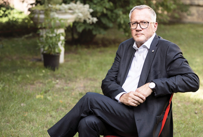 «Svarīgākā lieta, ko redzam reitingos, — JV izdodas stabilizēt pozīciju. 20—22% vēlētāju vēl nav izdarījuši savu izvēli, cīnīsimies par viņu balsīm.»