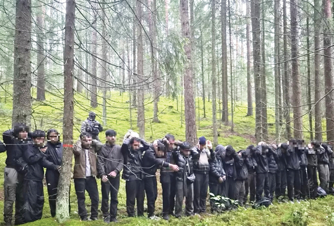 Augustā Krāslavas novadā robežsargi notvēra 28 personas, kuras bija nelikumīgi šķērsojušas robežu pa izraktu pazemes tuneli. Foto — Valsts robežsardze