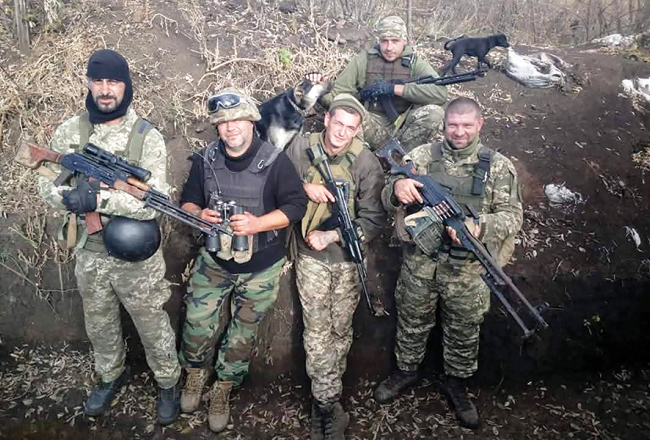 Vitālijs (pirmais no kreisās) ar cīņubiedriem frontē. Foto tapšanas vieta un laiks nav zināmi.