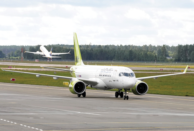 airBaltic lidmašīna Rīgas lidostā 3. septembrī.