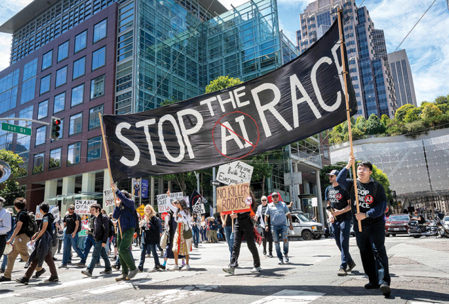 Protests pret mākslīgā intelekta attīstītāju steigu Sanfrancisko 11. jūlijā.