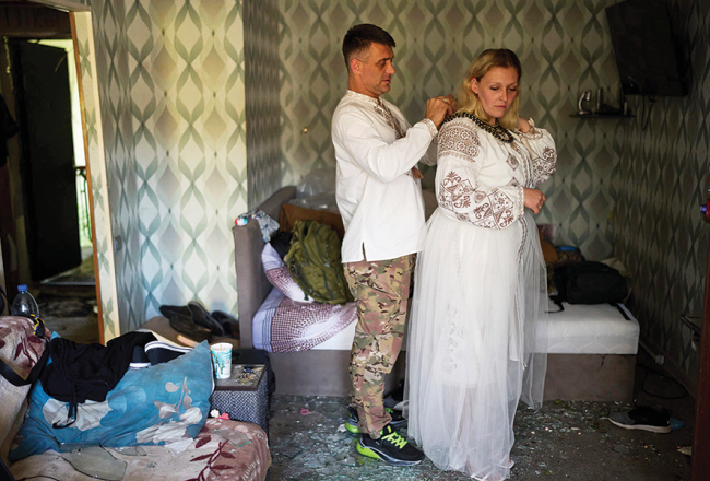 9. septembrī Kijivā salaulājās Ludmila un Leonīds Rižaki, par spīti tam, ka tikai dienu agrāk krievu gaisa uzbrukuma triecienvilnis pamatīgi izpostīja viņu dzīvokli. Par laimi, kāzu tērpi necieta. «Ja Dievs man ir devis iespēju dzīvot, tad kāpēc man kaut ko atlikt?» teica Ludmila. «Vismaz pašlaik man ir tiesības būt laimīgai.»