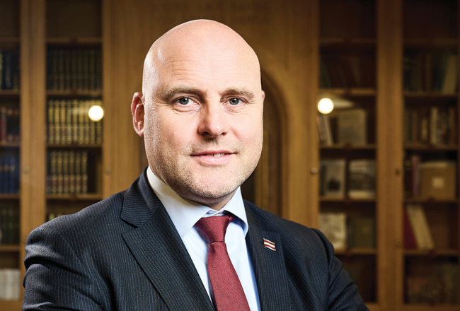 «Esmu dabīgs, gribu būt atklāts pret sabiedrību. Reizēm es par daudz pasaku. Pilnīgi piekrītu, katram premjera vārdam ir svars. Pie tā ir jāpiedomā.»