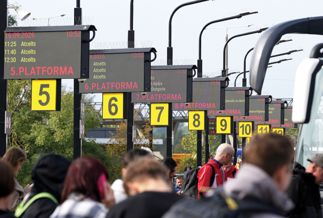 Tablo par atceltiem reisiem Rīgas starptautiskajā autoostā 16. septembrī.