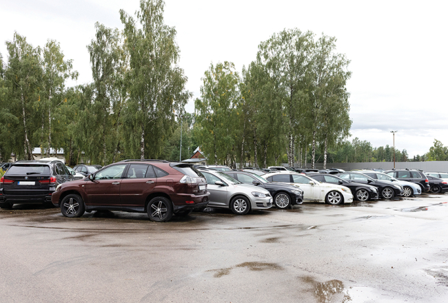 «Mums visu laiku ir pilns,» par Nodrošinājuma valsts aģentūras stāvlaukumu noslodzi ar konfiscētajām automašīnām saka tās pārstāve Laija Dovguško.
