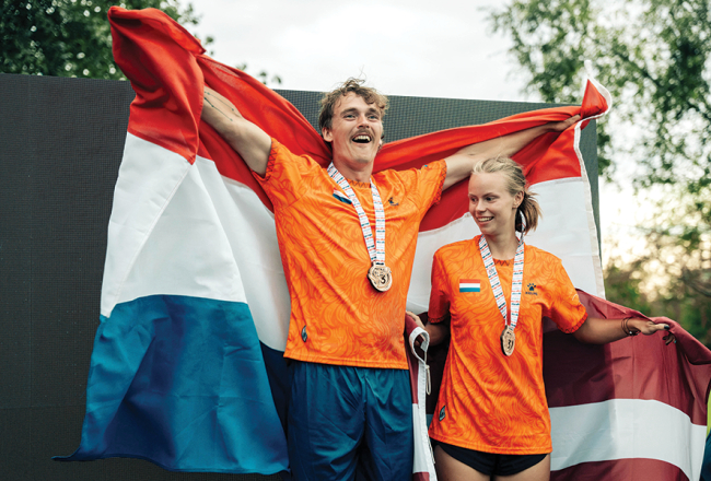 «Mēs mēģinām tikt ārā no dārza un pagalma spēles krātiņa un kļūt par nopietnu sporta veidu. Vēl pirms četriem gadiem faktiski nebija tiesnešu. Tas tagad attīstās,» stāsta Aleksandrs Juška. «Taču sacensības norit draudzīgi, mums nav pat grūstīšanās.» Foto — IG @vers_usphoto