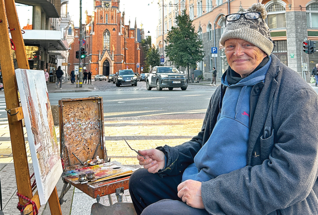 Mākslinieks iesācis jau trīspadsmito Ģertrūdes baznīcas gleznu. «Cilvēkiem patīk, viņi pērk un pat gaida rindā.»