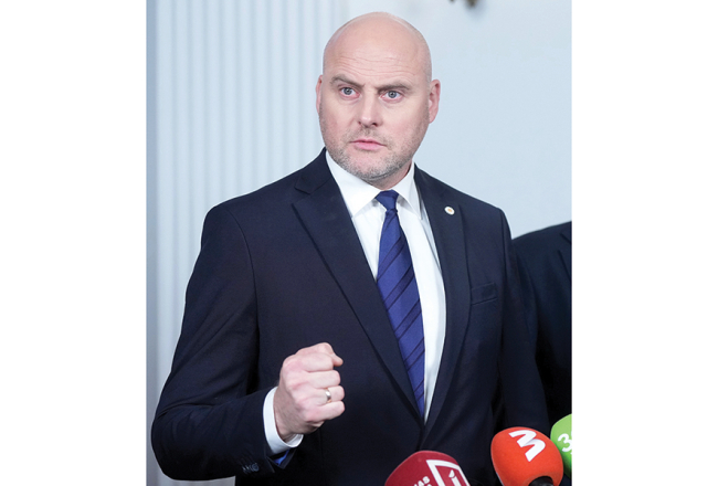 Ministru prezidents Andris Kulbergs pēc tikšanās ar Valsts prezidentu Rīgas pilī 6. oktobrī.