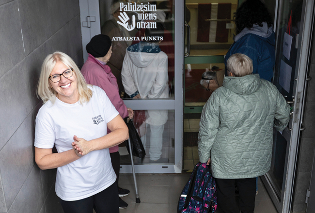 «Attieksme veido attieksmi — vienmēr. Viens cilvēks var pateikt: viņš neko nevar. Otrs atrod pieeju, palīdz, un cilvēks sāks darīt,» uzskata Palīdzēsim viens otram noliktavas vadītāja Mārīte.