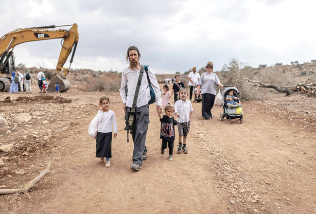 Ebreju kolonisti svētku gājienā 30. septembrī netālu no Dženīnas pilsētas okupētajā Rietumkrastā. Vēl pavisam nesen šajā vietā bija palestīniešu ciems.