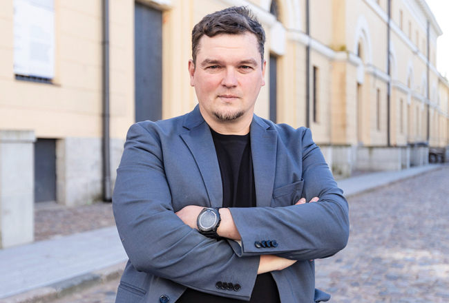 Arheologs Artūrs Tomsons vietā pie mākslas muzeja Arsenāls, kur vasarā atrada aproci.