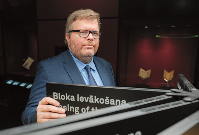 Literatūrzinātnieks Pauls Daija strādā Latvijas Nacionālajā bibliotēkā kopš 2017. gada. Aizrautīgi nodarbojas ne tikai ar pētniecību, bet arī ar zinātnes komunikāciju. Kopā ar kolēģiem veidojis piecas nozīmīgas LNB izstādes, tajā skaitā kopā ar Maiju Treili radīto Tiesības uz bibliotēku.