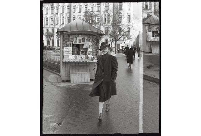 Sieviete pie avīžu kioska Marijas ielā Rīgā. 1935.—1939. gads. Foto — Alberts Neilands. Latvijas Nacionālā arhīva krājums