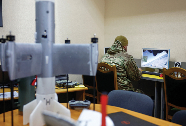 Privāta apsardzes uzņēmuma darbinieks ar simulatoru apgūst pārtvērējdronu vadību.