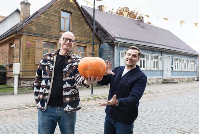 Jelgavnieki Rihards Edels (no kreisās) un Krišjānis Dzalbe izveidojuši interaktīvu karti. Tajā apkopotas adreses, kurās Visu svēto naktī gaidīs mazos un lielos saldumu meklētājus.