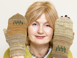 Elīna ar Jettes adītajiem cimdiem Brenča pavasara vēstneši jeb Nodeva modernajai mākslai. Kā impulss kalpojis Rūdolfa Blaumaņa dzejolis Brenča pavasara vēstneši. «Jettes pirmā personālizstāde Rīgā bija Blaumaņa muzejā, un viņa teica: man taču jāiet pie Blaumaņa ar ciemakukuli! Nodeva modernajai mākslai tāpēc, ka tajā laikā parādījās māksla, kas likās pilnīgi aplama.»