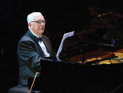 Raimonds Pauls vienā no koncertuzvedumiem mūzikas namā Daile. Foto no mūzikas nama Daile arhīva