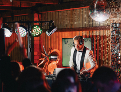 Jaunais DJ čempions Elvis Grinbergs pie pults stājās arī savās kāzās. «Līdz šim tā ir spilgtākā diena, kas manā dzīvē ir bijusi.» Tāpēc iekļaut tajā arī savu aizraušanos bija īpašs notikums.
Foto — Juris Zīģelis