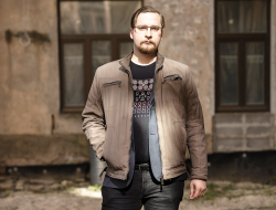 Par izteiktajiem draudiem Ivars Šteinbergs nav vērsies policijā. Tā vietā viņš pēdējās dienas pavadījis, rakstot jaunu dzeju. «Man šķiet, ka ļaunākais, ko es varu darīt, ir sakņupt un padoties.»