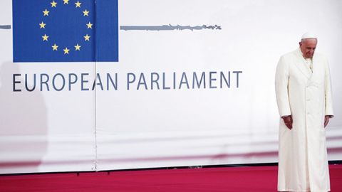Romas pāvests Francisks uzrunā Eiropas Parlamentā aicināja Eiropu no jauna uzņemties pasaules līderes lomu. Viņš ieteica cīnīties ar nelegālās migrācijas iemesliem, nevis sekām, proti, sniegt palīdzību migrantu mītnes zemēs. Iepriekšējā pāvesta vizīte parlamentā notika pirms 25 gadiem, kad 1998.gada 11.oktobrī tur viesojās Jānis Pāvils II.