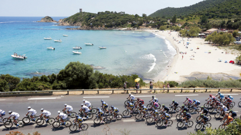 Kamēr vieni zviln pludmalē, citi lej smagus sviedrus — tā sestdien sākās ikgadējais Tour de France velobrauciens, kas šogad notiek jau 100.reizi. Pirmais sacensību posms bija jāveic Korsikas salā — 213 km.