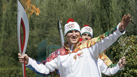 Senajā Olimpijā svētdien iedegtajai Soču olimpisko spēļu lāpai paredzēta vēsturē garākā ziemas olimpisko spēļu lāpas stafete — 65 000 km. Tā pabūs arī kosmosā, pasaulē dziļākajā ezerā un Ziemeļpolā. 2014.gada ziemas olimpiskās spēles Sočos būs lielākais pasākums Krievijā kopš PSRS sabrukuma — tās norisināsies no 7. līdz 23.februārim. Attēlā: krievu hokejists Aleksandrs Ovečkins.