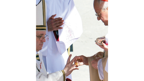 Otrdien inaugurācijas ceremonijā Vatikānā Romas katoļu baznīcas jaunais pāvests Francisks saņēma pāvesta varas simbolus — mantiju un «zvejnieka gredzenu» — un oficiāli sāka savu valdīšanu apustuliskajā tronī kā 266.pāvests. Ceremonijā piedalījās 132 valstu delegācijas, arī Latvijas Valsts prezidents Andris Bērziņš. Viņš uzaicināja pāvestu apmeklēt Latviju 2015.gadā.