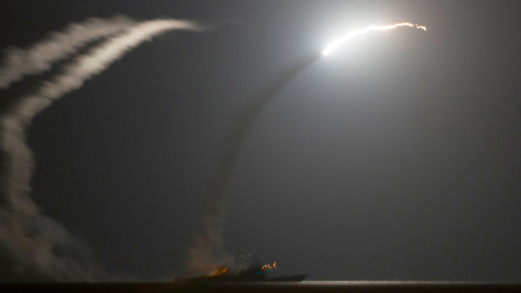 Otrdienas naktī Rietumu lielvalstu un vairāku arābu valstu koalīcijas spēki pirmo reizi bombardējuši pašpasludinātās Islāma valsts militārās pozīcijas Sīrijā. Līdz tam bija notikuši uzlidojumi islāmistu spēkiem Irākā. Attēlā: Tomahawk raķešu palaišana no amerikāņu karakuģa USS Philippine Sea Arābijas jūrā.