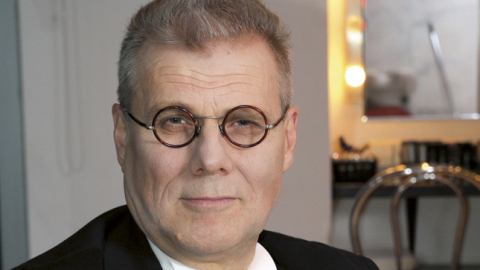 Kārļa Ulmaņa lomā aktieris Juris Kalniņš.