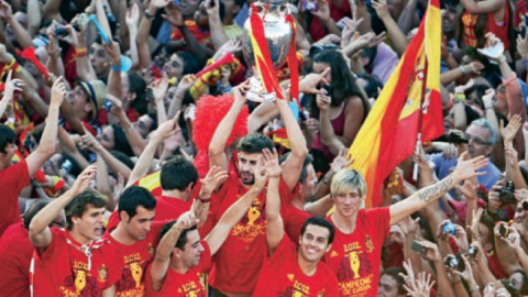 Spānijas futbola līdzjutēji pirmdien Madrides ielās sveica nacionālo izlasi, kas no Eiropas čempionāta fināla Kijevā